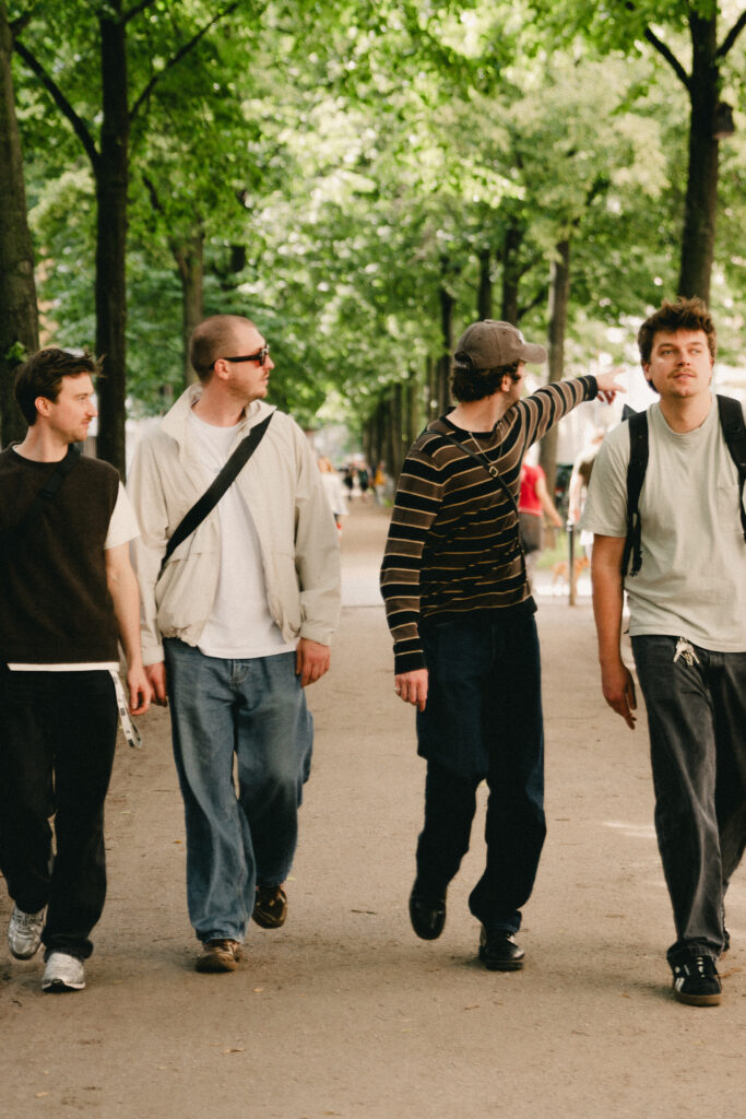 Die Band läuft durch eine schöne Allee.