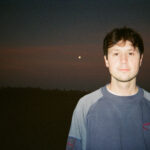 Orbit steht vor dem Vollmond