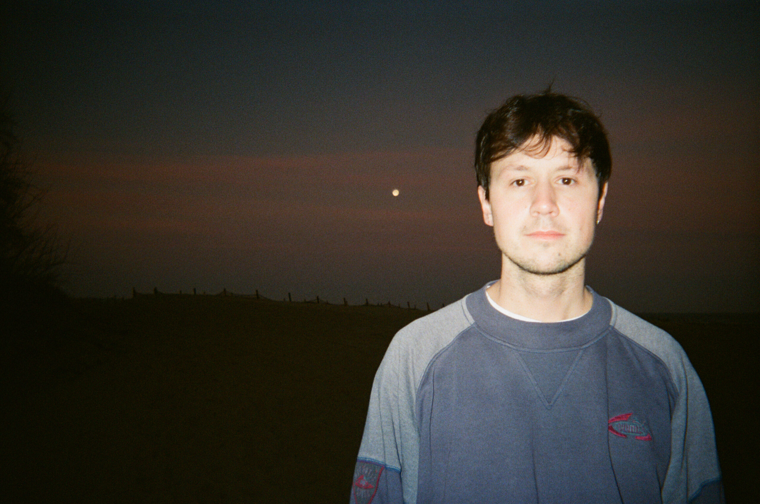 Orbit steht vor dem Vollmond